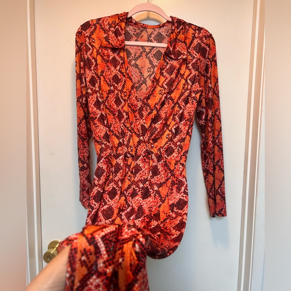 Boutique maxi dress with snake sprint design